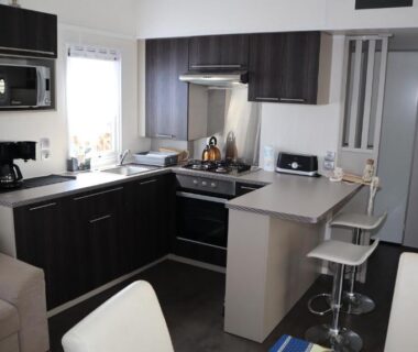 Intérieur cuisine équipée et coin repas du Mobile Home O'Hara Supérieur 1060