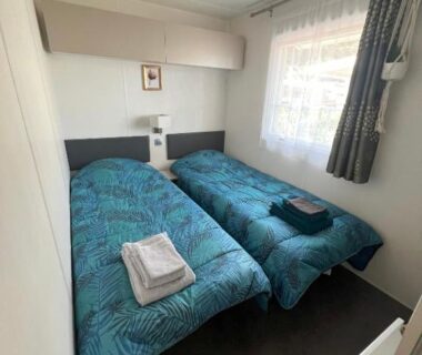 Chambre avec deux lits simples dans le Mobile Home O'Hara Supérieur 1060 au Camping Del Mar 125