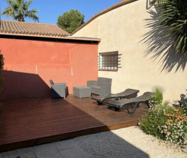 Terrasse ensoleillée avec transats et salon extérieur sur deck au Mobile Home Excellence du Camping Del Mar 260
