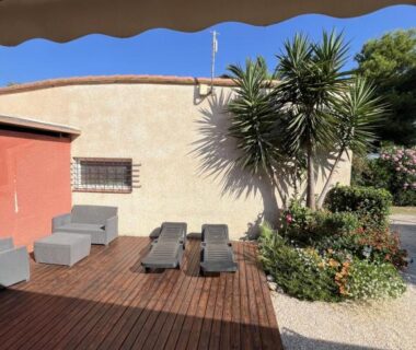 Terrasse en bois avec transats et canapés au Camping Del Mar 260