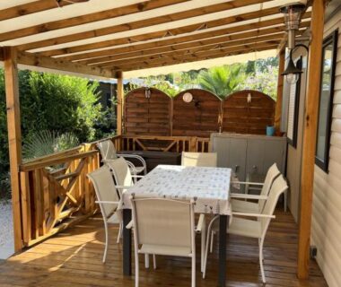 Terrasse couverte avec table et chaises du Mobile Home Excellence au Camping Del Mar 260
