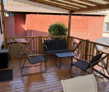 Terrasse couverte avec fauteuils et table du Mobile Home Excellence au Camping Del Mar 260