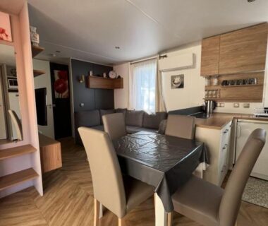 Salon et coin repas dans le mobil home au Camping Del Mar 260