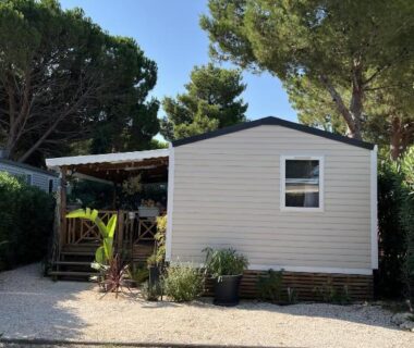 Mobil-home avec terrasse couverte et pins au Camping Del Mar 264