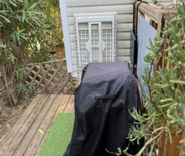 Terrasse en bois avec barbecue couvert dans le Mobile Home Excellence du Camping Del Mar 264