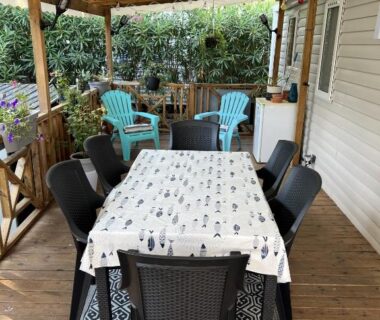 Terrasse couverte avec table à manger du Mobile Home Excellence du Camping Del Mar 264