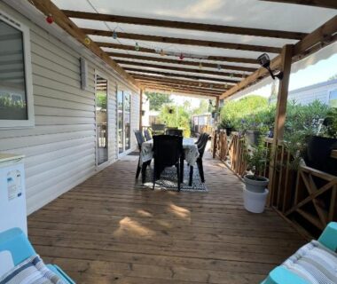 Terrasse couverte en bois avec table et chaises du Mobile Home Excellence au Camping Del Mar 264