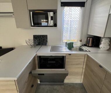 Cuisine équipée dans le mobil-home du Camping Del Mar 264
