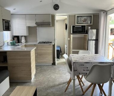 Intérieur avec cuisine ouverte et coin repas dans le Mobile Home Excellence du Camping Del Mar 264