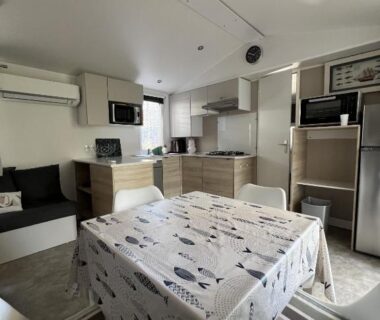 Intérieur mobile home coin repas et kitchenette du Mobile Home Excellence Camping Del Mar 264