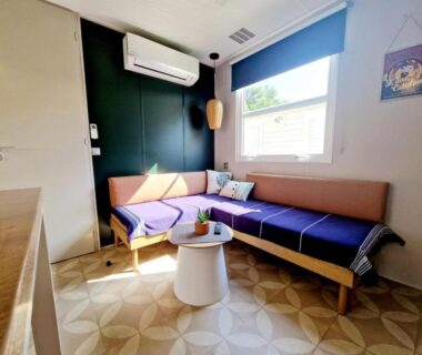 Salon avec banquette et table basse dans le Mobile Home Excellence du Camping Del Mar 52