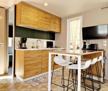 Coin cuisine avec bar et tabourets dans le mobil-home Mobile Home Excellence Camping Del Mar 52
