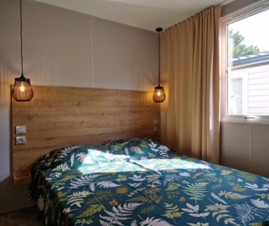 Chambre avec lit double et suspensions dans le Mobile Home Excellence du Camping Del Mar 52