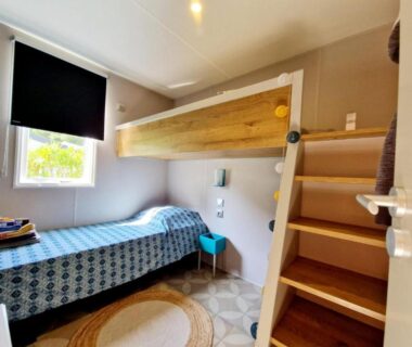 Chambre avec lit simple et lits superposés dans le Mobile Home Excellence au Camping Del Mar 52