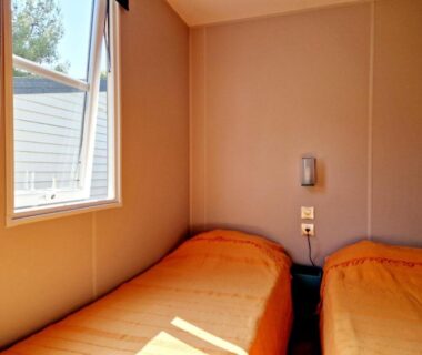 Chambre avec deux lits simples dans le Mobile Home Excellence au Camping Del Mar 52