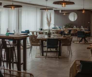 Salle commune avec tables chaises et bar du Camping Del Mar 64