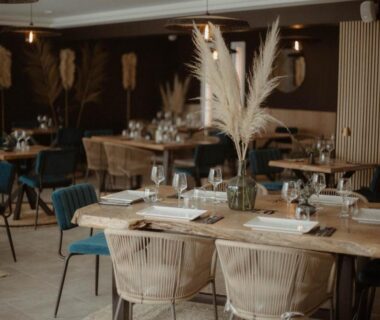 Salle de restaurant avec tables dressées dans le Camping Del Mar 64