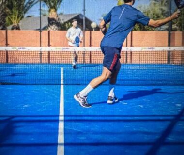 Terrain de padel avec joueurs et palmiers au Camping Del Mar 64