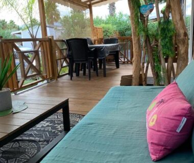 Terrasse couverte avec banquette et table à manger du Mobile Home Excellence Camping Del Mar B06