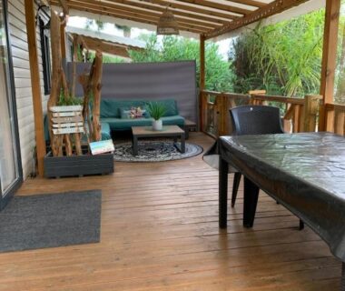 Terrasse couverte avec salon et table du Mobile Home Excellence B06