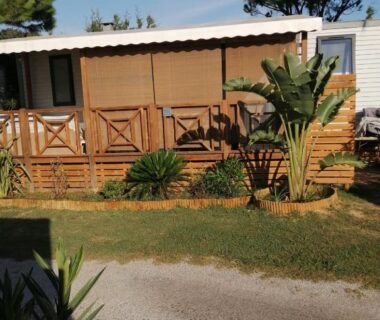 Terrasse en bois et plantes devant le mobil home au Camping Del Mar B07 mobil home O'Hara résidentiel