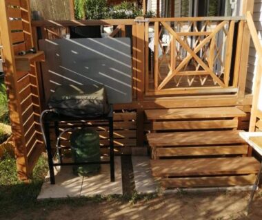 Terrasse en bois avec escalier et store du mobil home O'Hara résidentiel B07