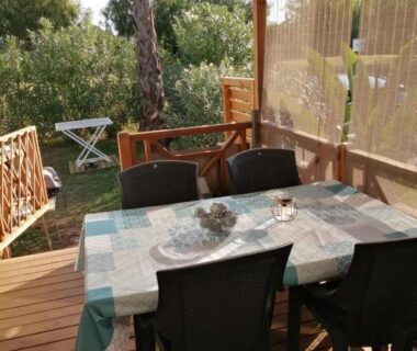 Terrasse couverte avec table et chaises du mobil home O'Hara résidentiel Camping Del Mar B07