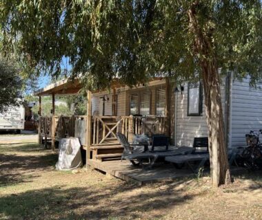 Terrasse ombragée avec transats devant le Mobile Home Excellence B10 au Camping Del Mar