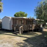 Terrasse en bois devant mobil-home au Camping Del Mar B10