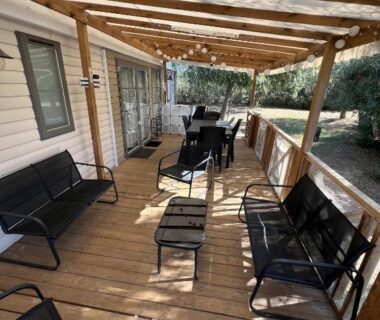 Terrasse couverte avec chaises et table du Camping Del Mar B10 Mobile Home Excellence