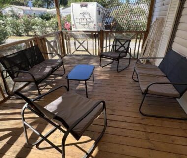 Terrasse en bois avec salon extérieur et pergola du mobile home Camping Del Mar B10