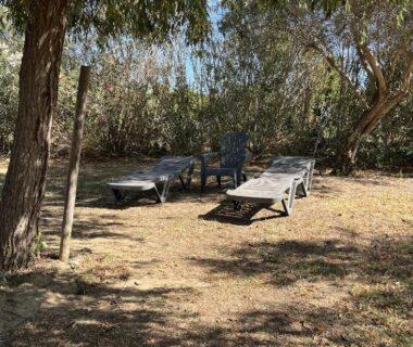 Coin détente ombragé avec transats au Camping Del Mar B10