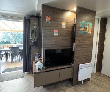 Séjour avec télévision et ouverture sur terrasse extérieure dans le Mobile Home Excellence du Camping Del Mar B10