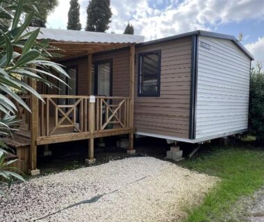 Terrasse en bois et allée gravillonnée au mobile home Camping Del Mar B70