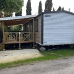 Terrasse couverte en bois devant mobil home dans le Mobile Home Excellence du Camping Del Mar B70