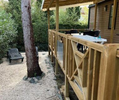 Terrasse en bois avec table et chaises du mobile home Camping Del Mar B70