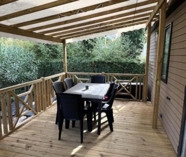 Terrasse couverte avec table et chaises du Mobile Home Excellence Camping Del Mar B70