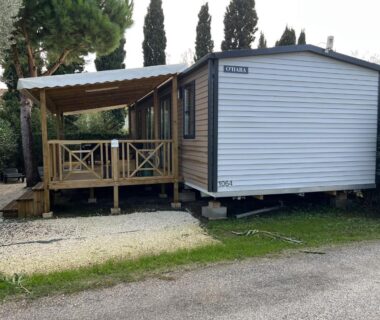 Terrasse couverte en bois devant mobil home dans le Mobile Home Excellence du Camping Del Mar B70