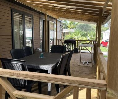 Terrasse couverte avec table et chaises du Mobile Home Excellence Camping Del Mar B70