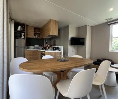 Coin repas et cuisine équipée dans le mobil-home Camping Del Mar B70