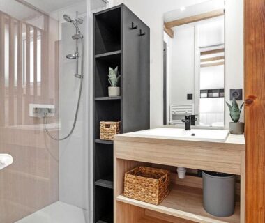 Salle de bain avec douche et meuble lavabo au Camping Domaine Berrua Maeva Sélection