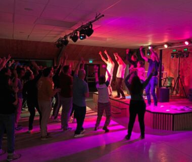 Salle d'animations intérieure avec des personnes dansant au Camping Domaine Berrua – Maeva Sélection