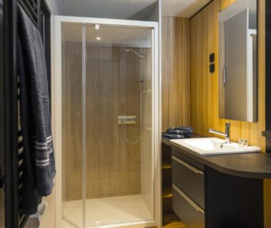 Salle de bain avec douche et lavabo au Camping Domaine Les Oréades Maeva Sélection