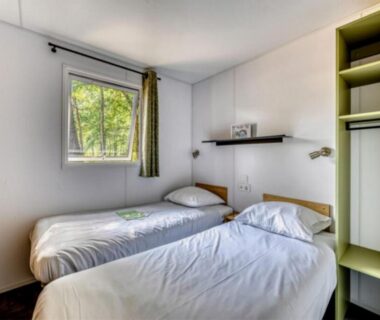 Chambre avec deux lits dans l'hébergement du Camping Domaine Les Oréades - Maeva Sélection