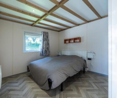 Chambre avec lit double dans un mobil-home du Camping Domaine Saâne et Mer