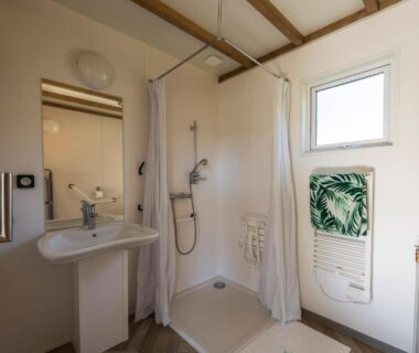 Salle d'eau avec douche lavabo et WC au Camping Domaine Saâne et Mer