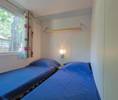 Chambre avec deux lits simples dans l'hébergement du Camping Domaine Villa Verde