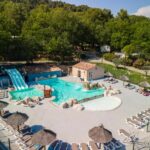 Piscine avec toboggans et transats du Camping Domaine Villa Verde