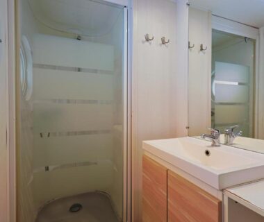 Salle de bains avec cabine de douche et lavabo du Camping Domaine Villa Verde 4 étoiles