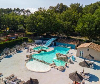 Piscine extérieure avec toboggans et transats au Camping Domaine Villa Verde
